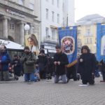 Molitelji opet kleče u centru Zagreba, prosvjednici uz njih vježbaju jogu