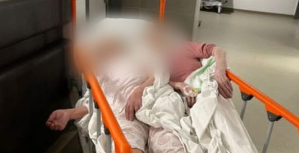 62527470-dvije-pacijentice-na-streceru