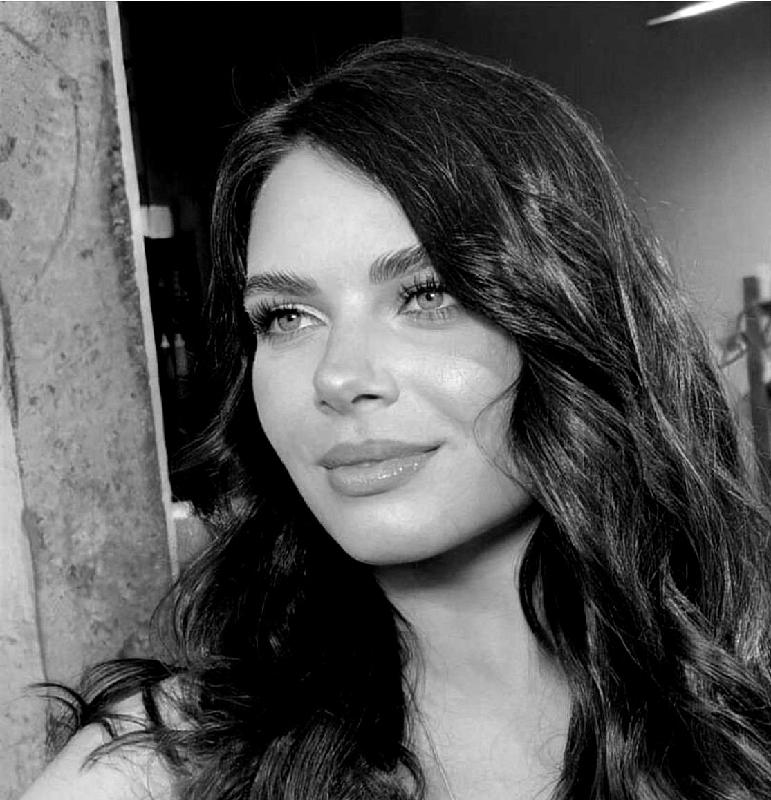 FzyqoywWcAEYkcw-blackwhite