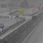 U Gorskom kotaru i Lici pada snijeg, kamioni s prikolicom i tegljači se isključuju iz prometa
