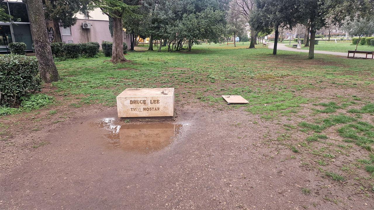 bruce-lee-nestanak.park.4