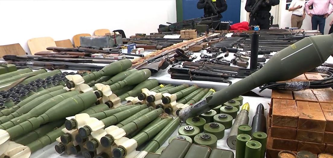 ORUŽJE 62842332-dobrovoljno-predaju-oruzje