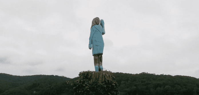 melania trump statua