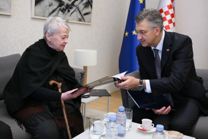 plenković G5814w1W8AA-1yt